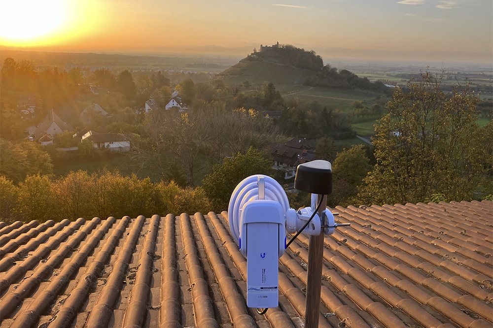 Netzabdeckung - Antenne auf einem Dach mit Aussicht auf die ländliche Landschaft von Staufen